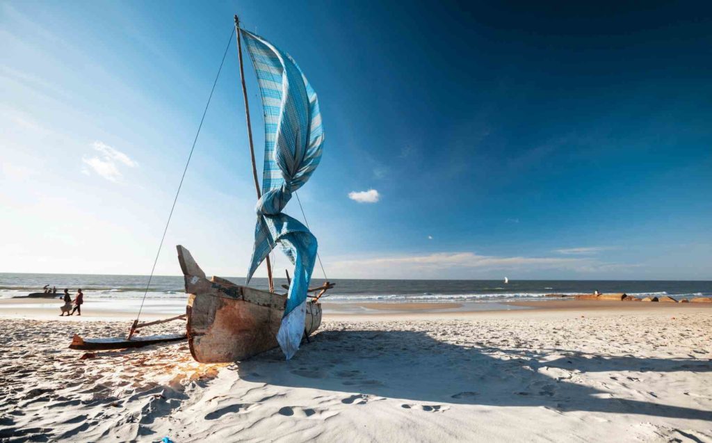 Bateau sur plage de sable blanc Madagascar