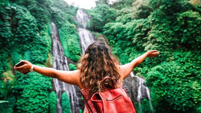 Femme devant une chute d'eau de Madagascar