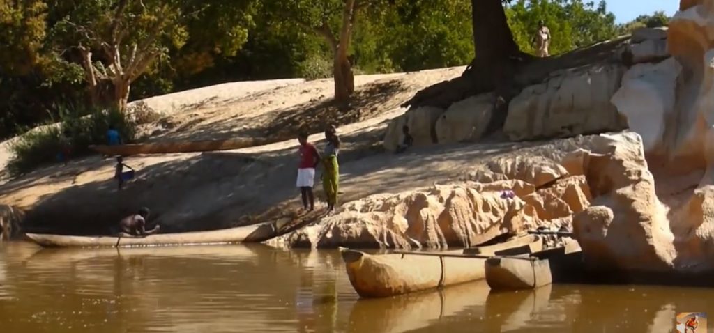 Peuple malgache et fleuve Manambolo