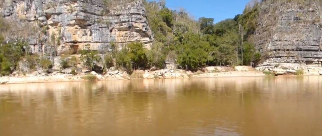 Rives du fleuve Manambolo